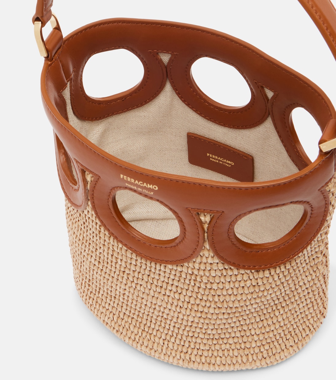 Ganci Frame S号酒椰叶纤维水桶包 | Ferragamo