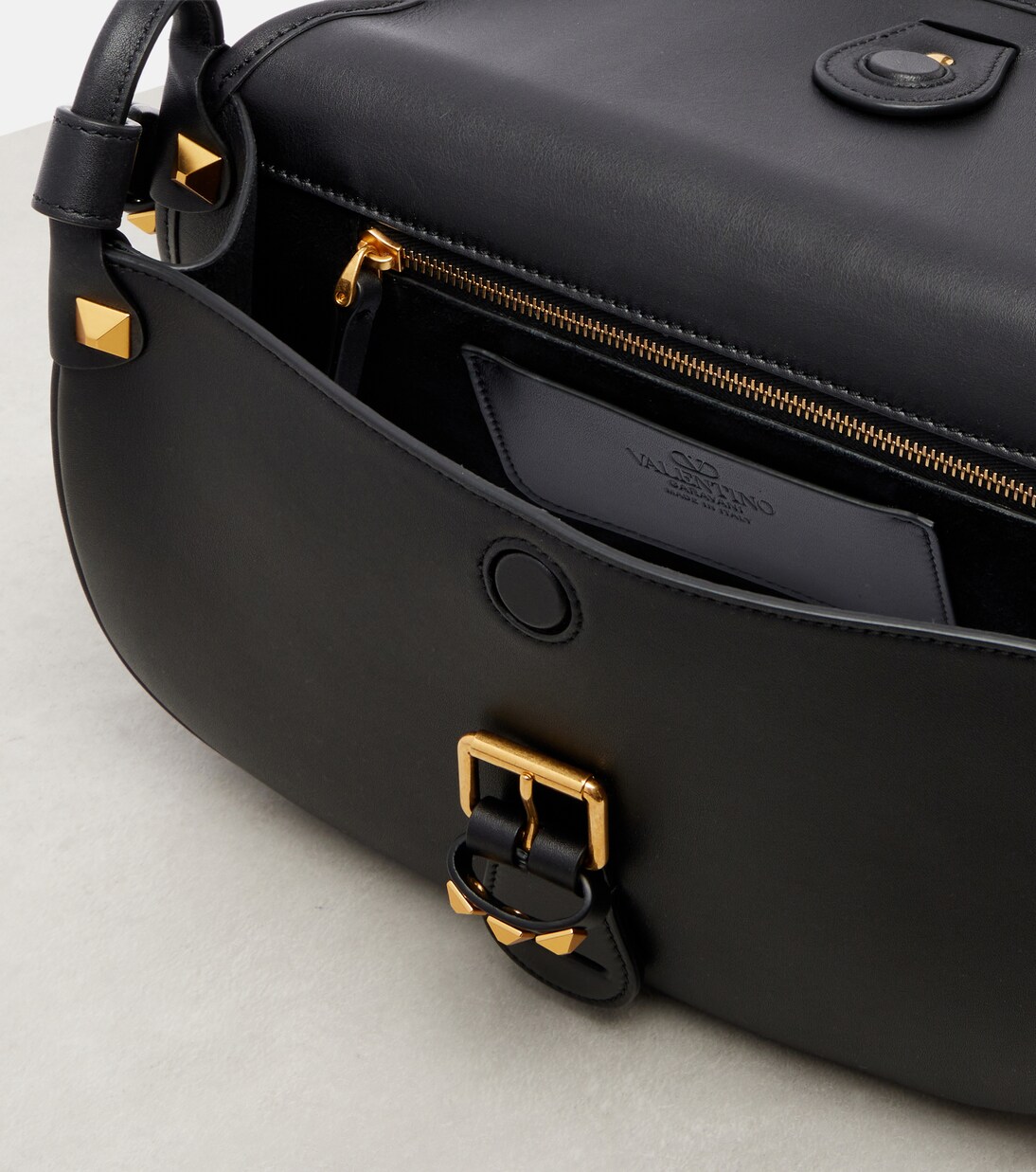 Flaneuse Rockstud Medium leather crossbody bag | Valentino Garavani