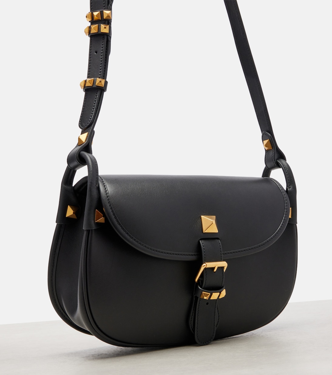 Flaneuse Rockstud Medium leather crossbody bag | Valentino Garavani