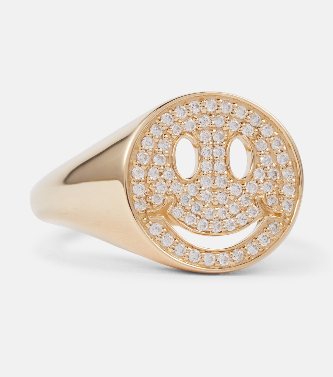 Anello in oro giallo 14kt con diamanti e dettaglio smile, stile giovane e trendy.