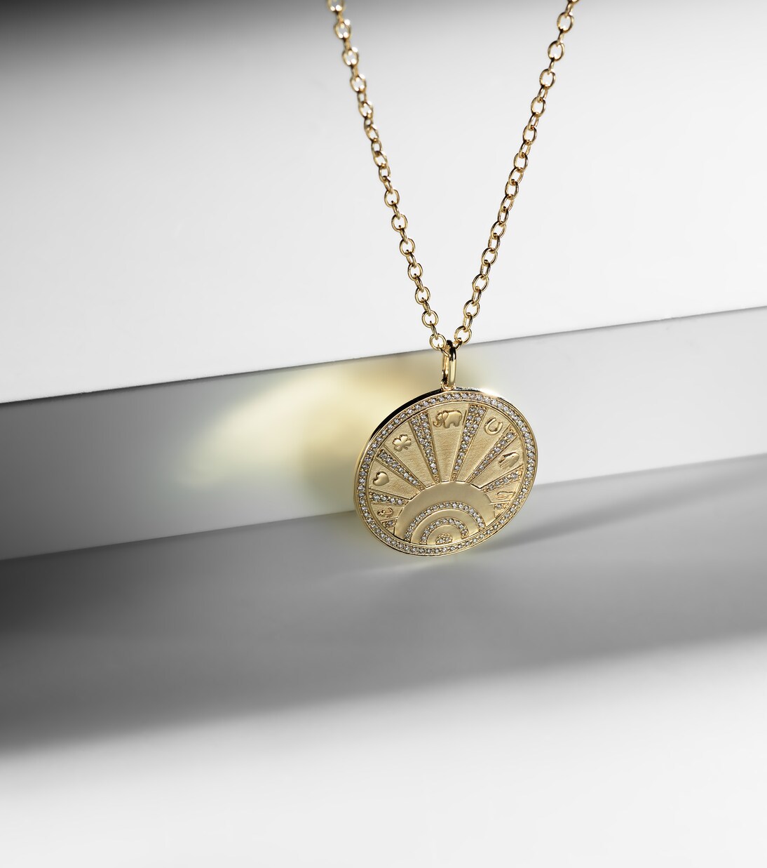 Collana in oro 14kt SYDNEY EVAN con moneta fortunata e diamanti, design giovane e moderno