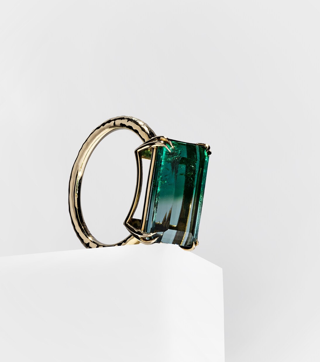 Anello in oro 18kt Octavia Elizabeth Olivia con tourmalina, design moderno per giovani