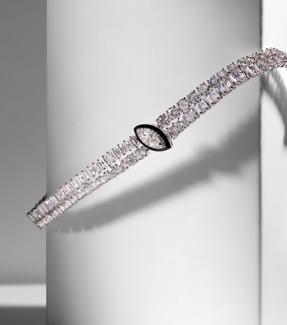 Choker in oro bianco 18kt e smalto con diamanti | Kamyen