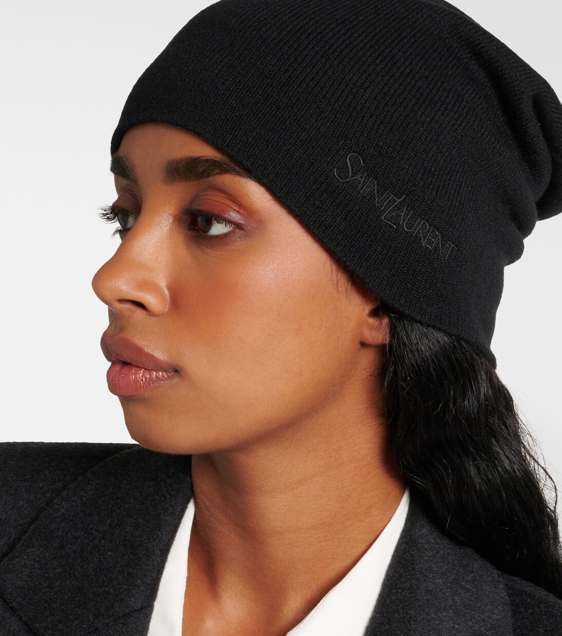Berretto in cashmere con logo Saint Laurent, stile giovane e moderno