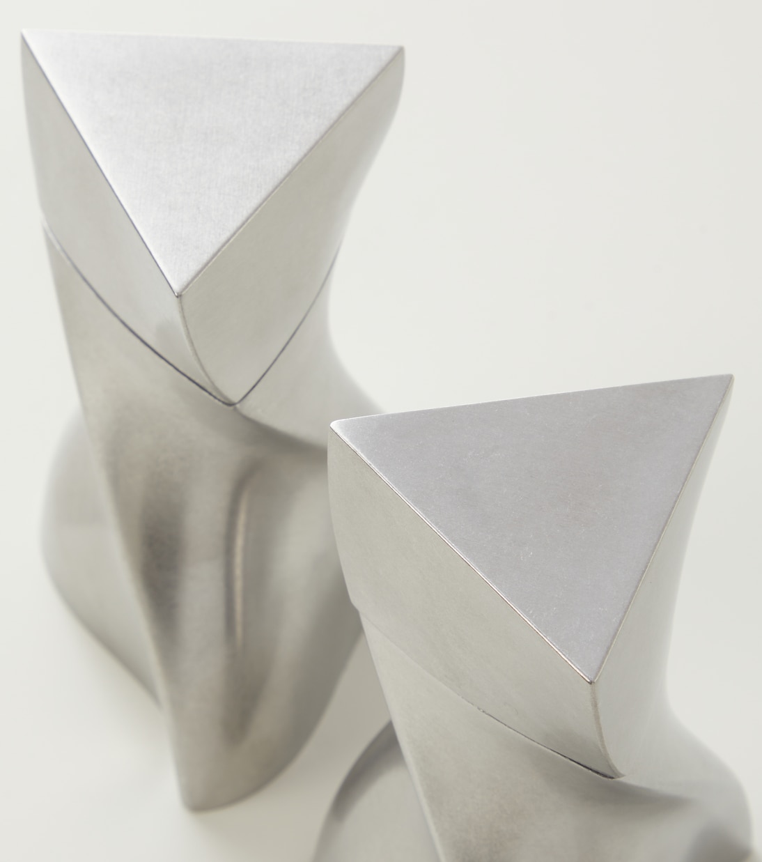 Metallic salt and pepper grinders | Zaha Hadid Design