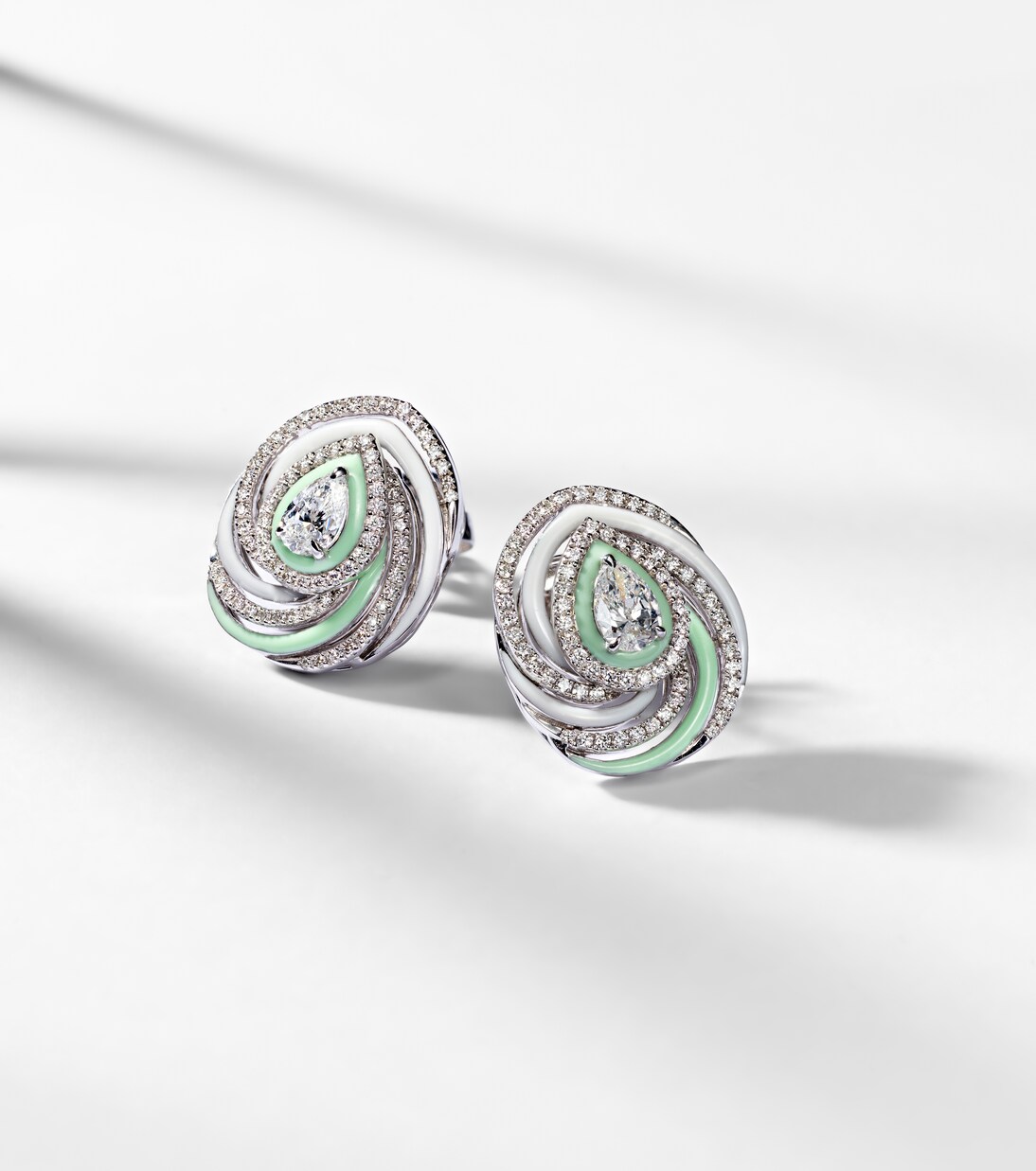 Orecchini Oceane Pear in oro bianco 18kt con diamanti | Kamyen