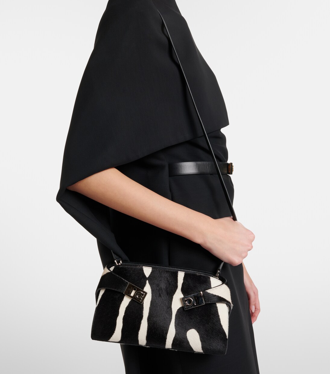 Bedruckte Clutch Hug aus Kalbshaar | Ferragamo