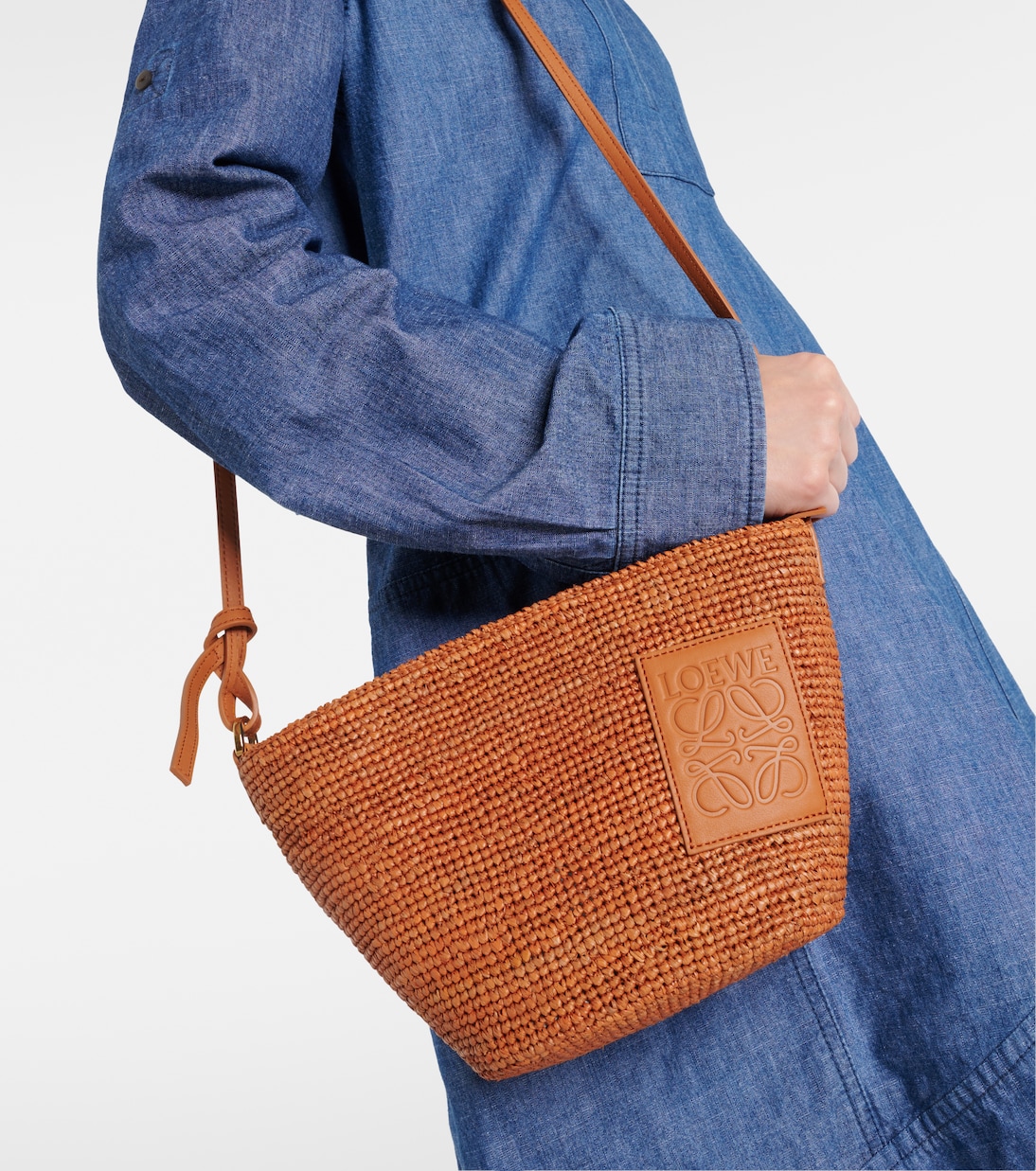Shopper Slit Small in rafia | Loewe