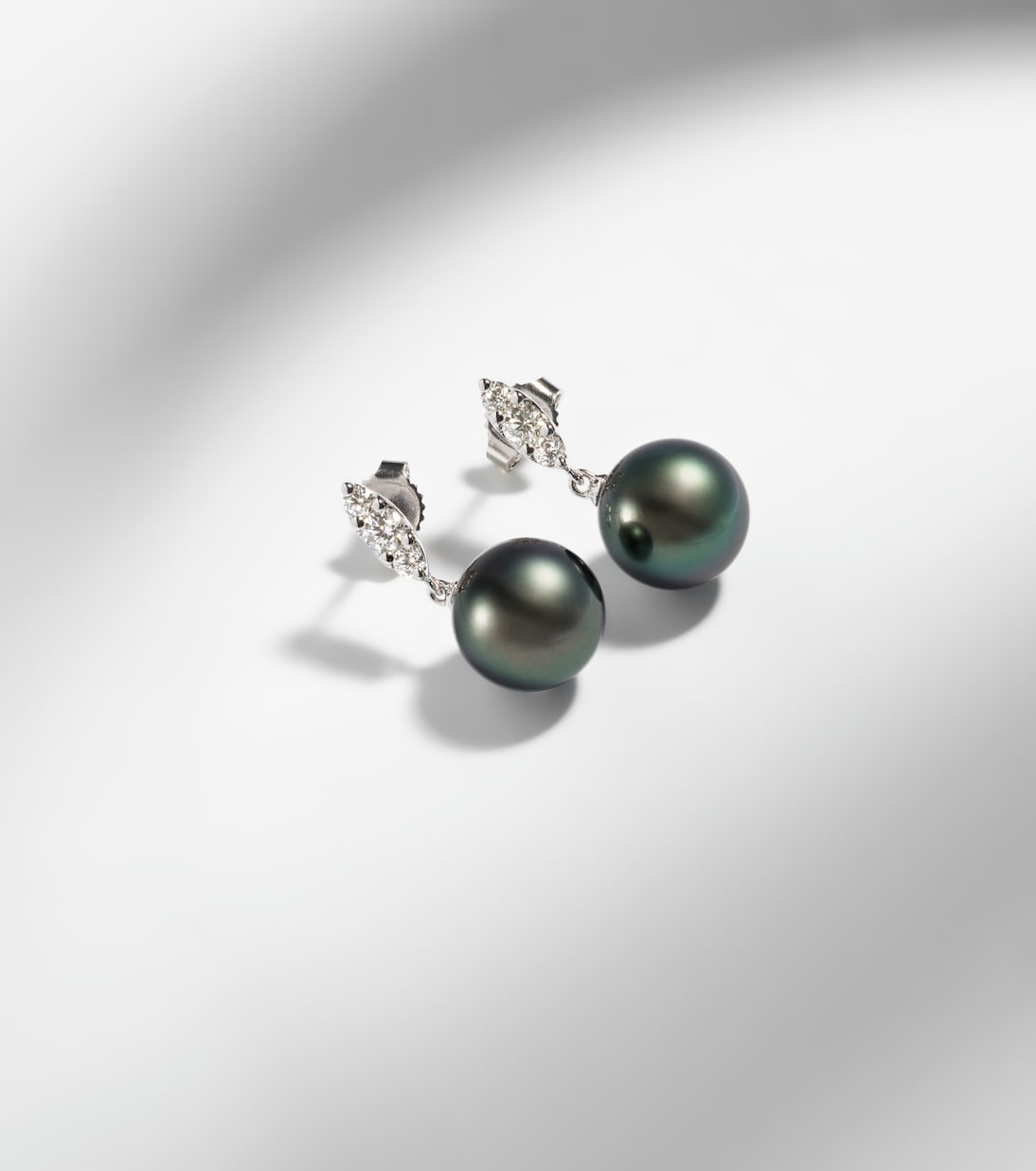 18kt white gold drop earrings with pearls and diamonds | Mikimoto