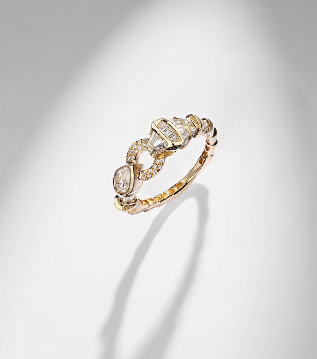 Serpentine 18kt gold (750/1000) ring with diamonds | Shay Jewelry