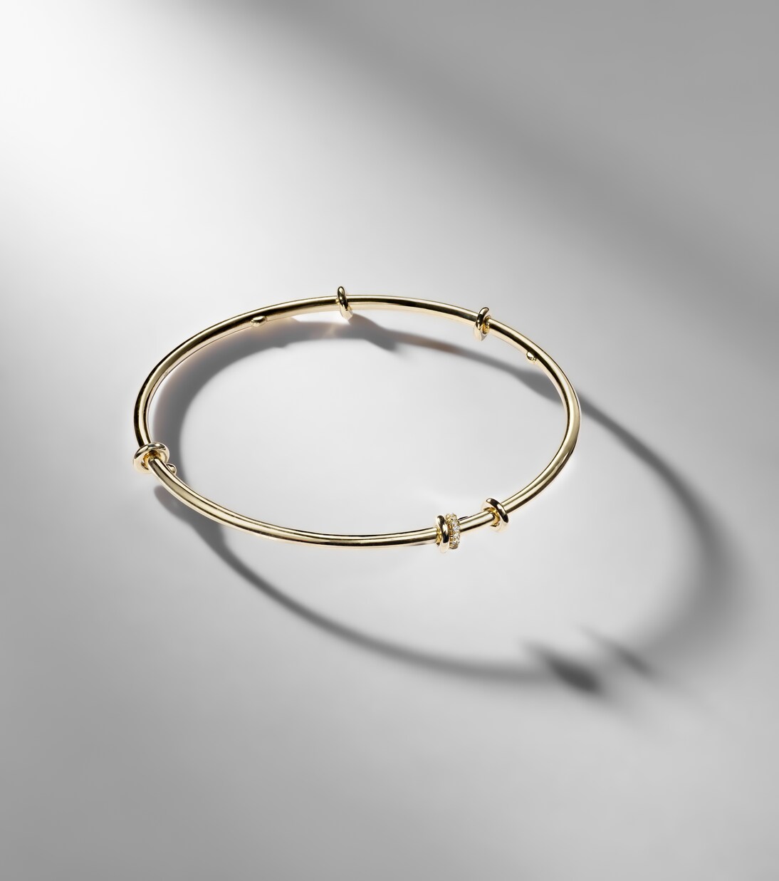 Armreif Kini aus 18kt Gelbgold mit Diamanten | Spinelli Kilcollin