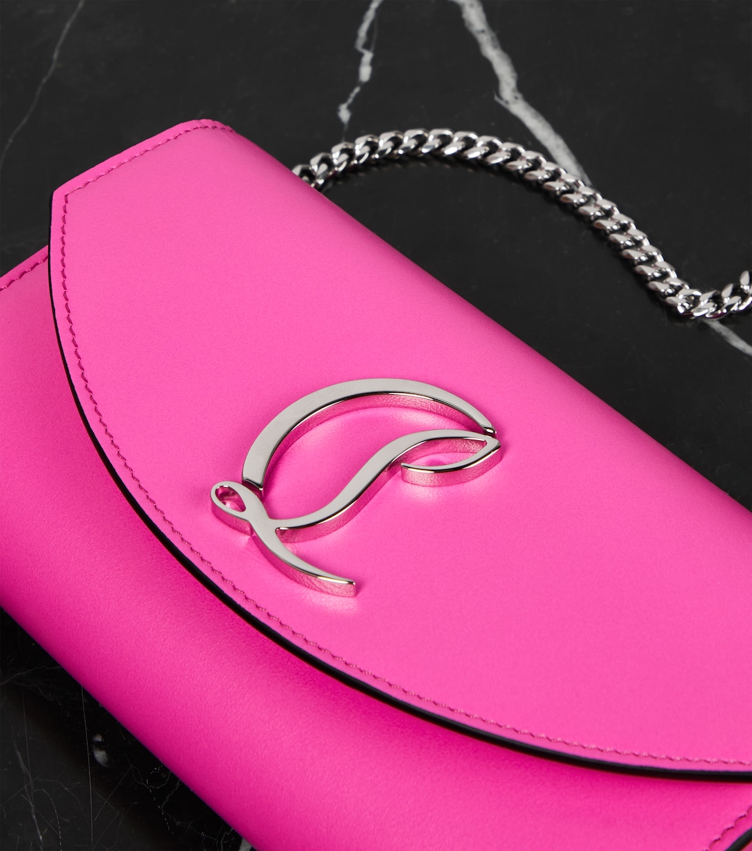 Portafoglio a catena in pelle firmato Christian Louboutin, stile giovane e trendy
