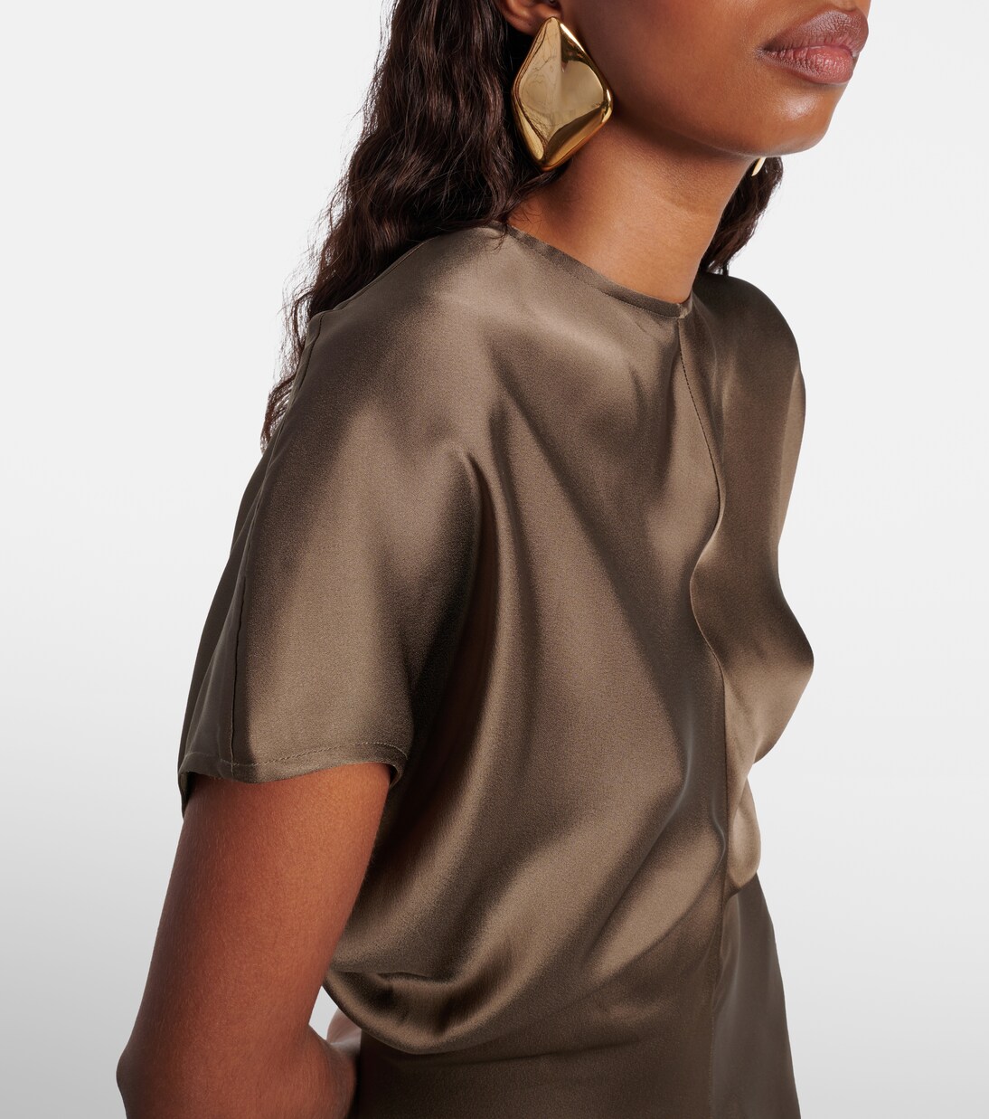 Orecchini in oro 18kt placcato stile onda Sully di Jennifer Behr per giovani trendy