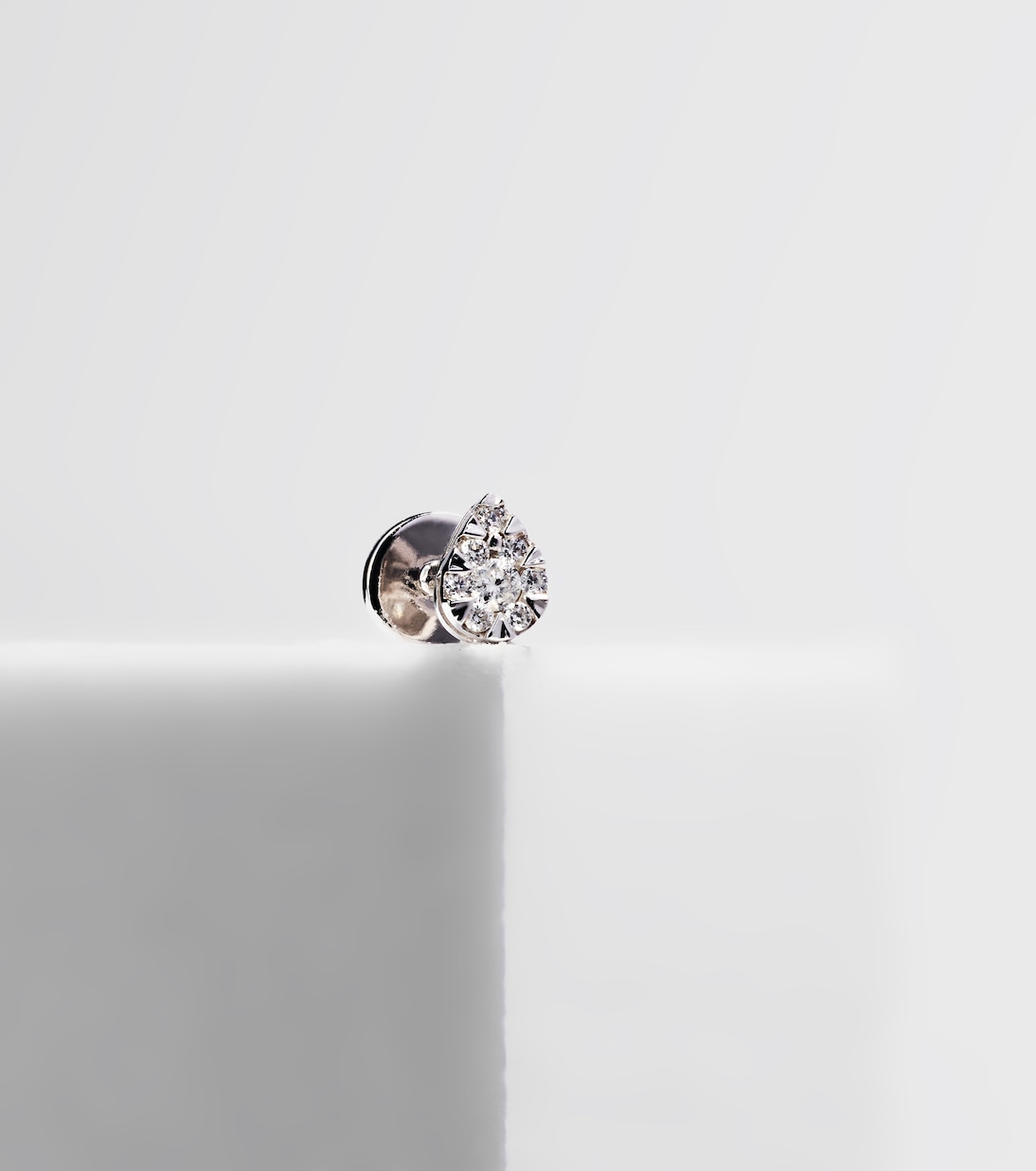 Boucle d'oreille unique Piercing en or blanc 18 ct et diamants | Persée