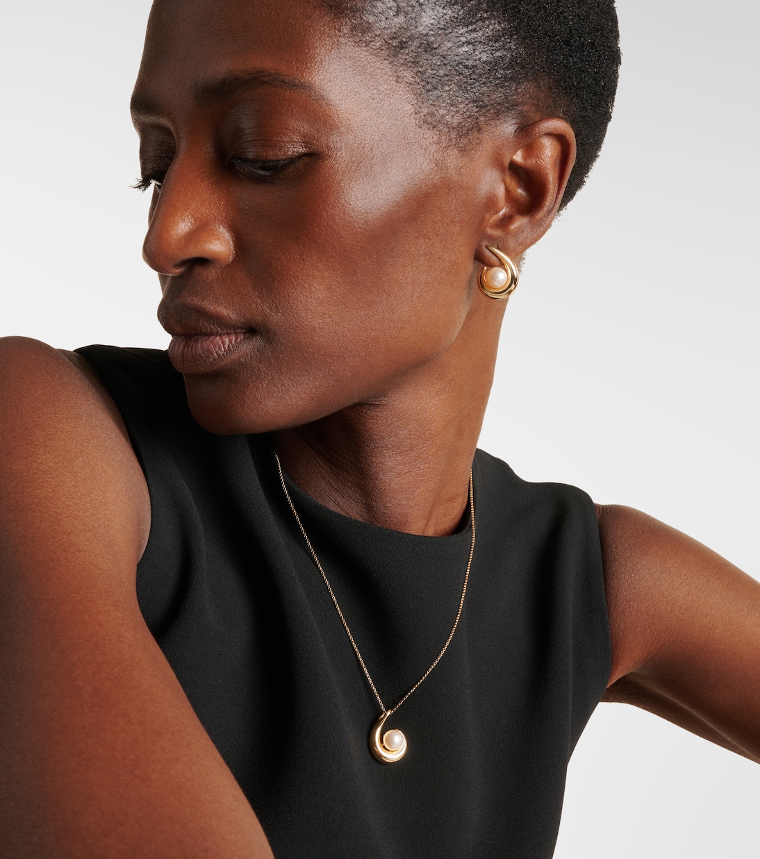 Pearl Curl 14kt gold pendant necklace with freshwater pearl | Mateo