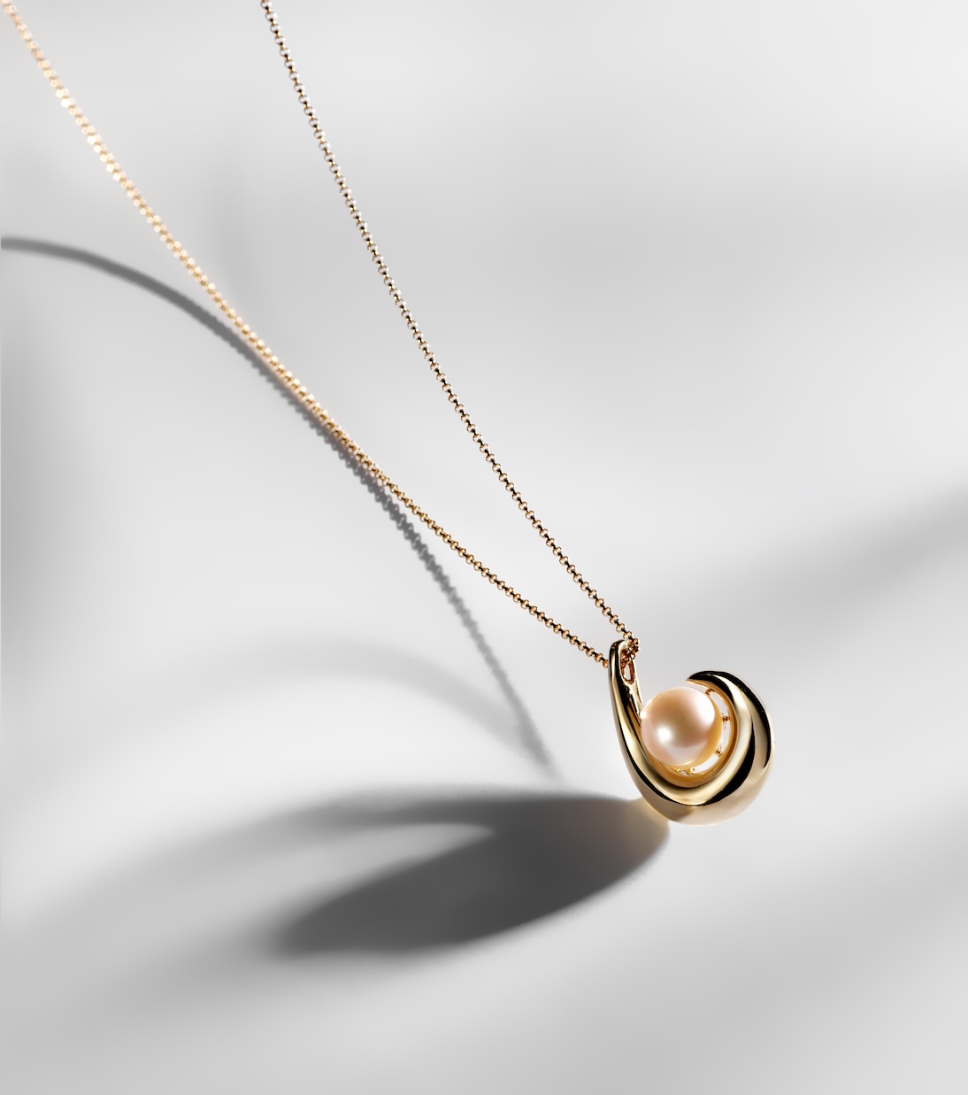 Pearl Curl 14kt gold pendant necklace with freshwater pearl | Mateo