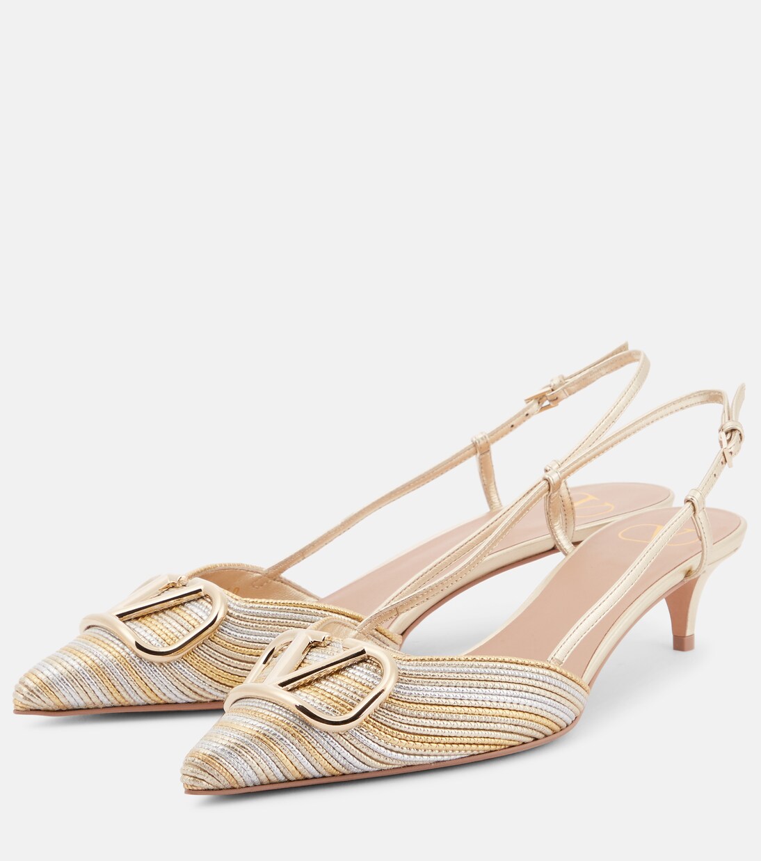 Scarpe con tacco a zeppa Valentino Garavani in pelle metallizzata con logo V, perfette per un look giovane e trendy.