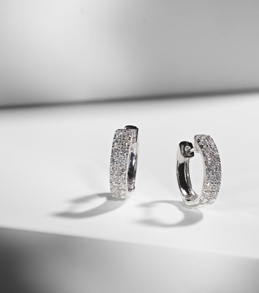 Ohrringe aus 14kt Weißgold mit Diamanten | Stone and Strand