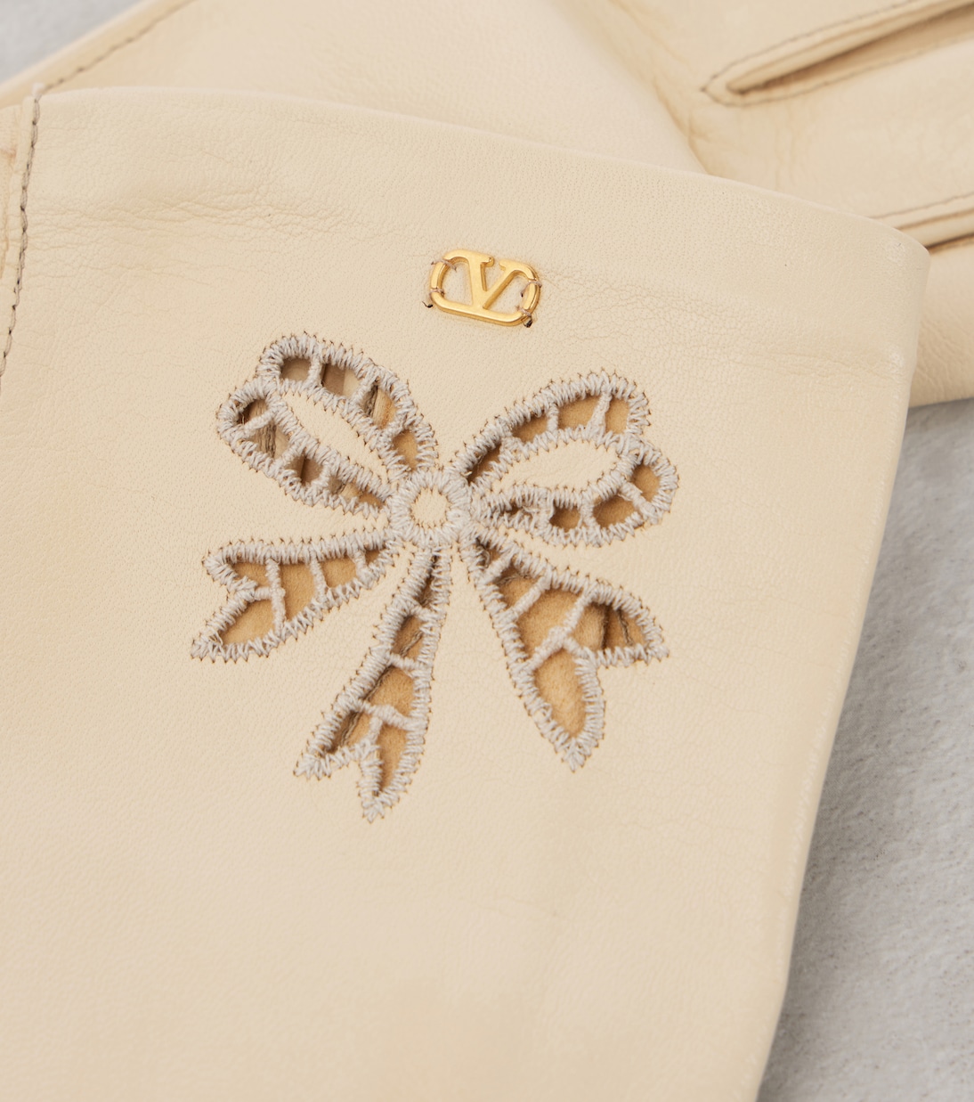 Guanti in pelle firmati con ricamo logo VLogo Valentino Garavani per giovani trendsetter