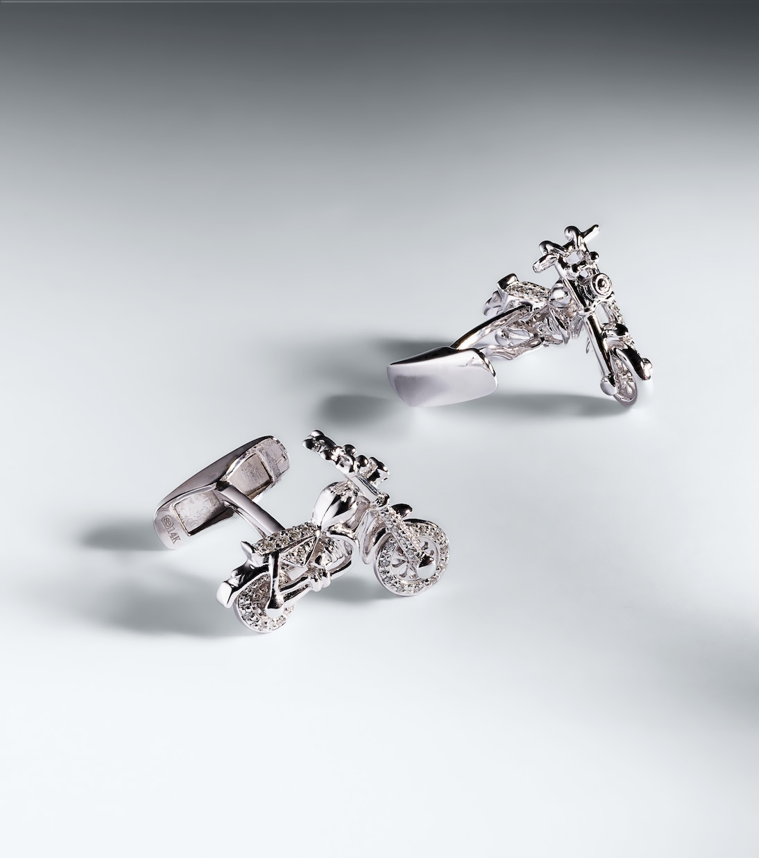 Gemelli Motorcycle in oro bianco 14kt con diamanti | Sydney Evan