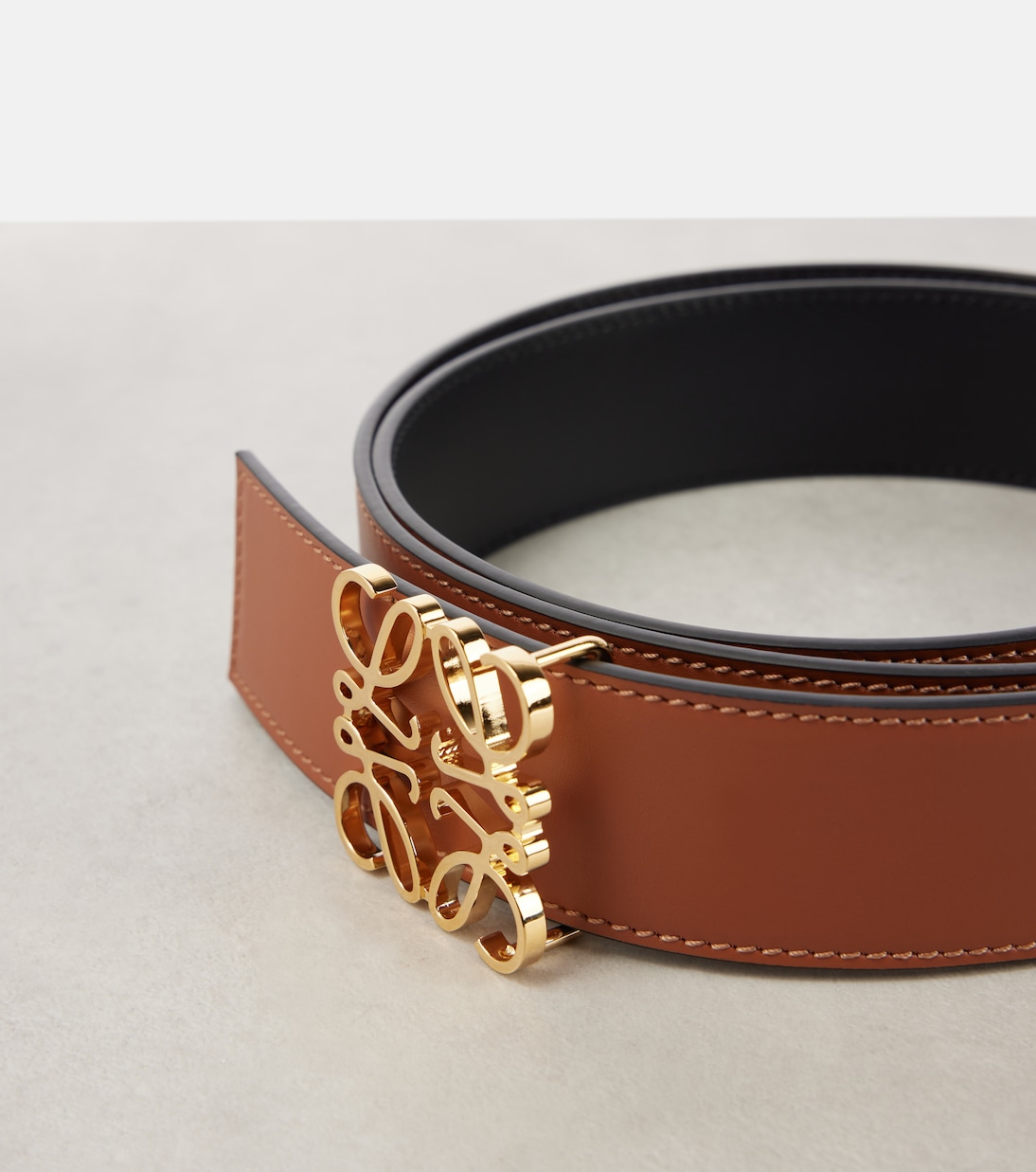 Cintura in pelle reversibile LOEWE Anagram per stile giovane e dinamico