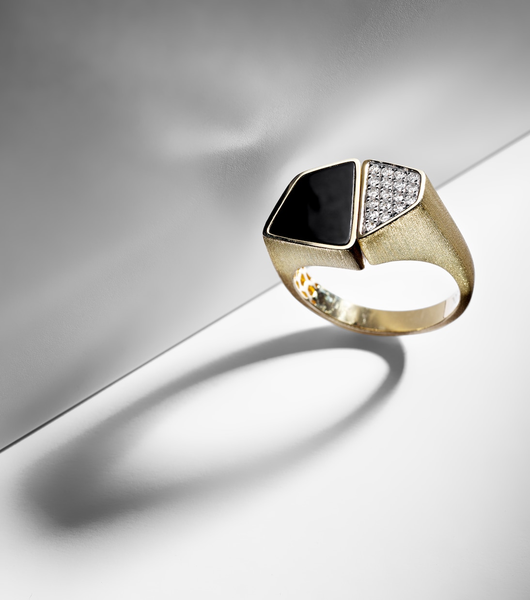 Esteve 9kt gold ring with onyx and diamonds | Rainbow K