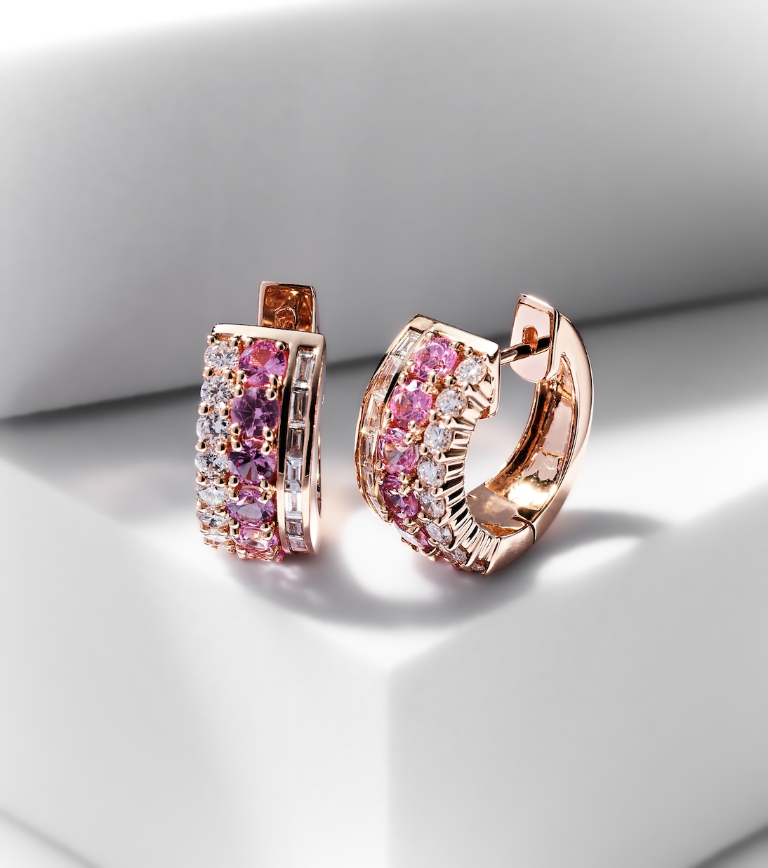 Boucles d'oreilles Lola en or rose 18 ct, diamants et saphirs | Anita Ko