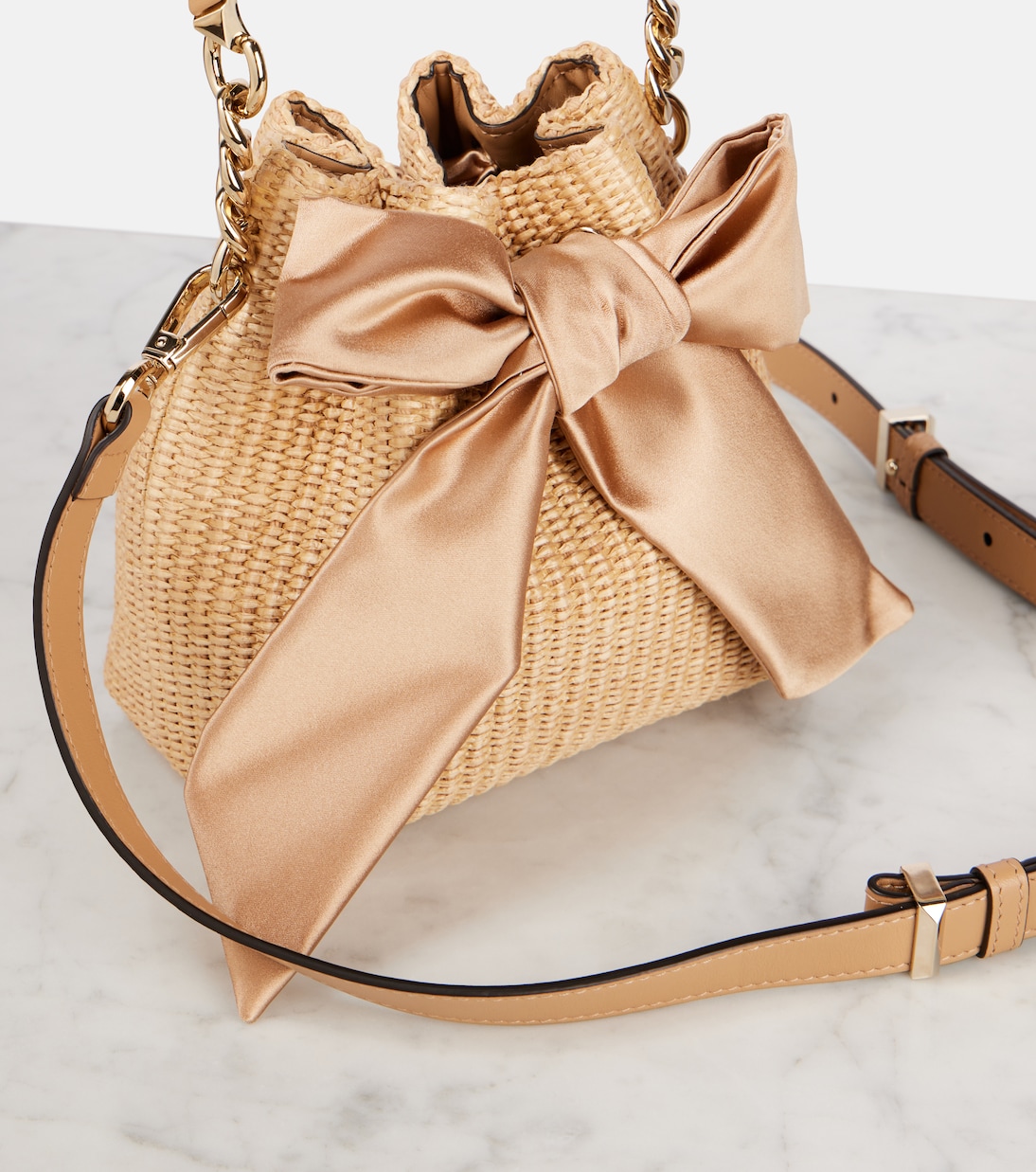 Secchiello Bon Bon in rafia con fiocco | Jimmy Choo