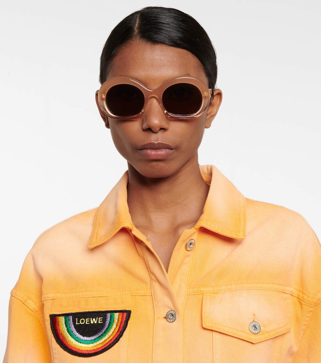 Occhiali da sole LOEWE Oval: stile giovane e moderno