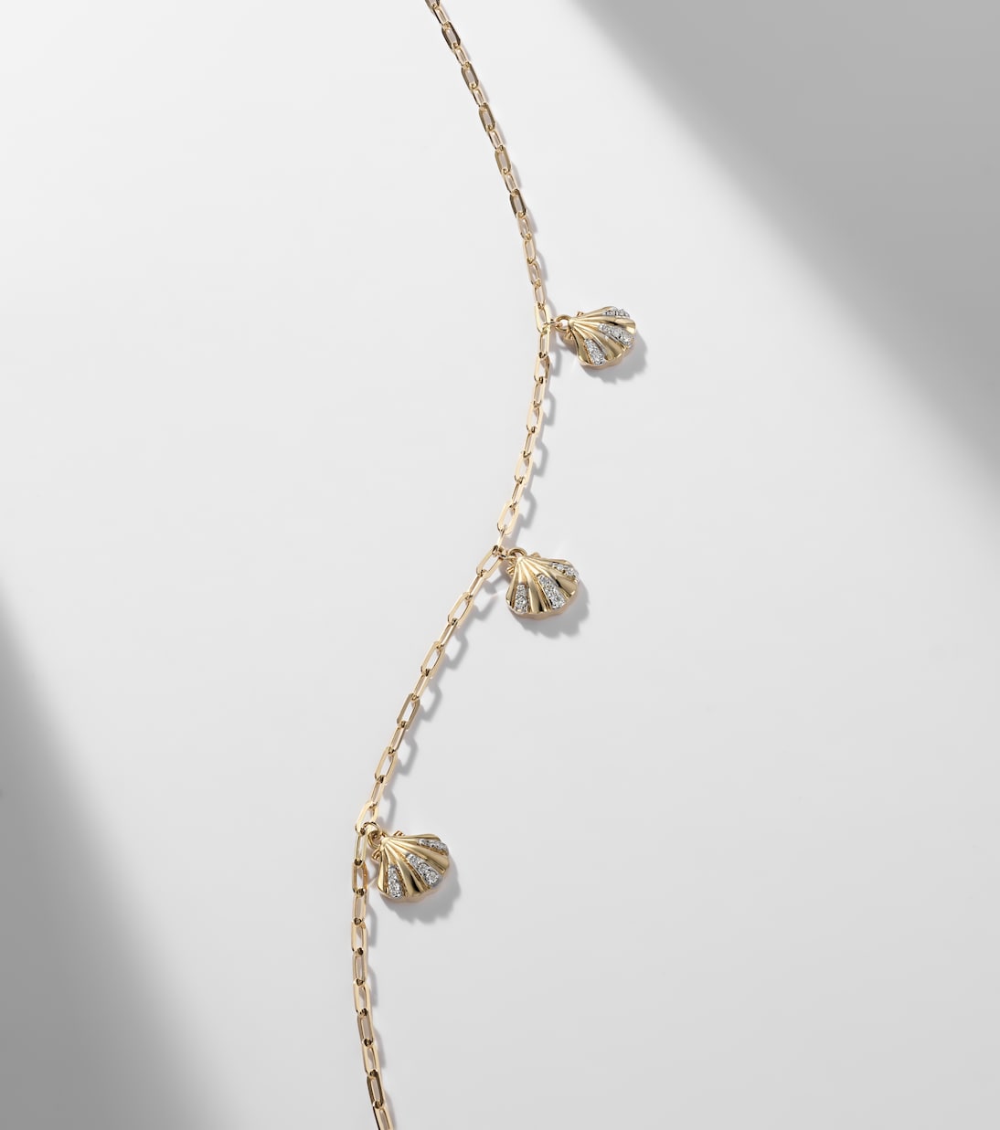 Collier 3 Petite Venus Shell en or 14 ct (585/1000) avec diamants | Mateo