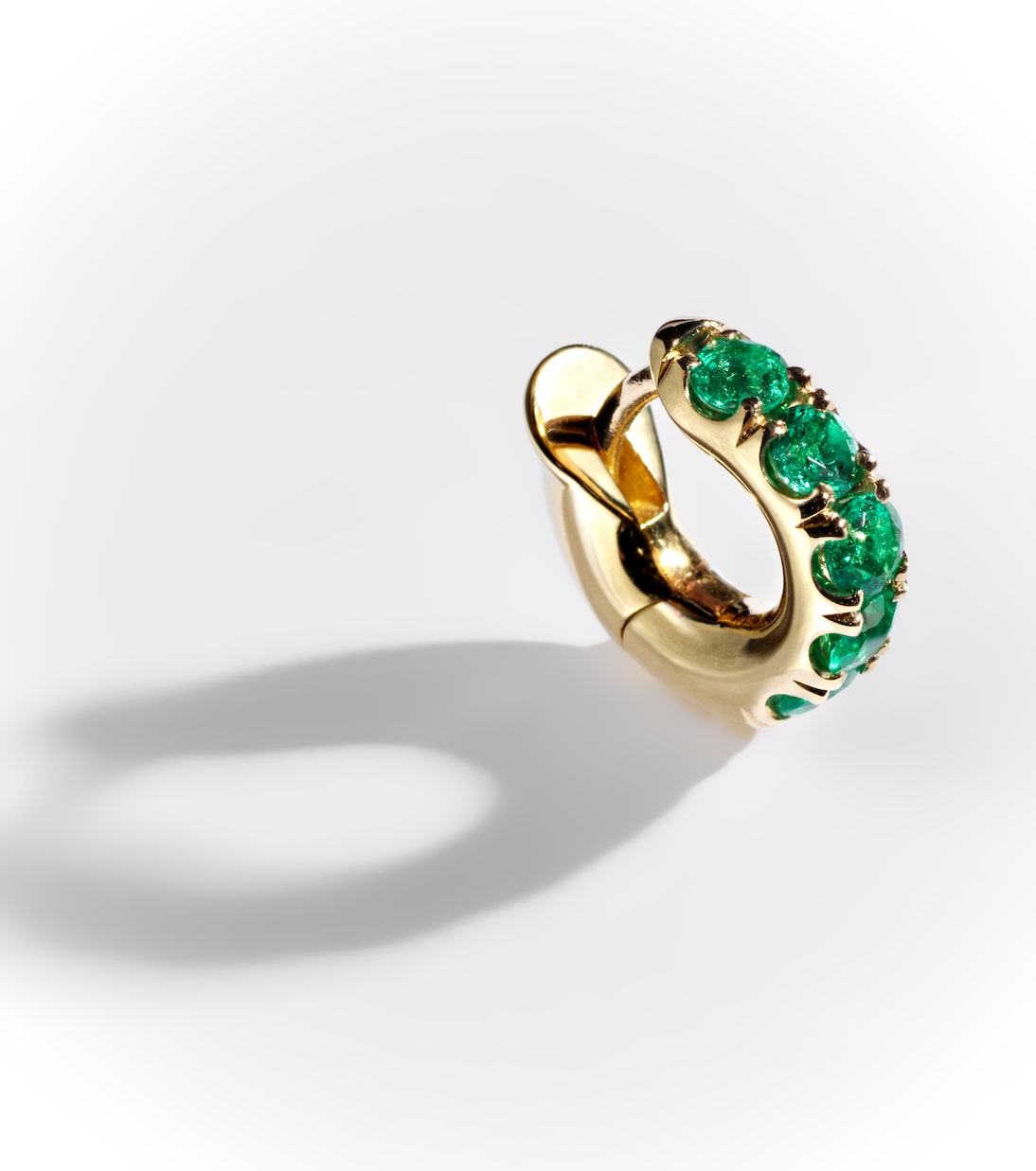 Boucle d'oreille unique Mini Macro Hoop en or 18 ct et émeraudes | Spinelli Kilcollin
