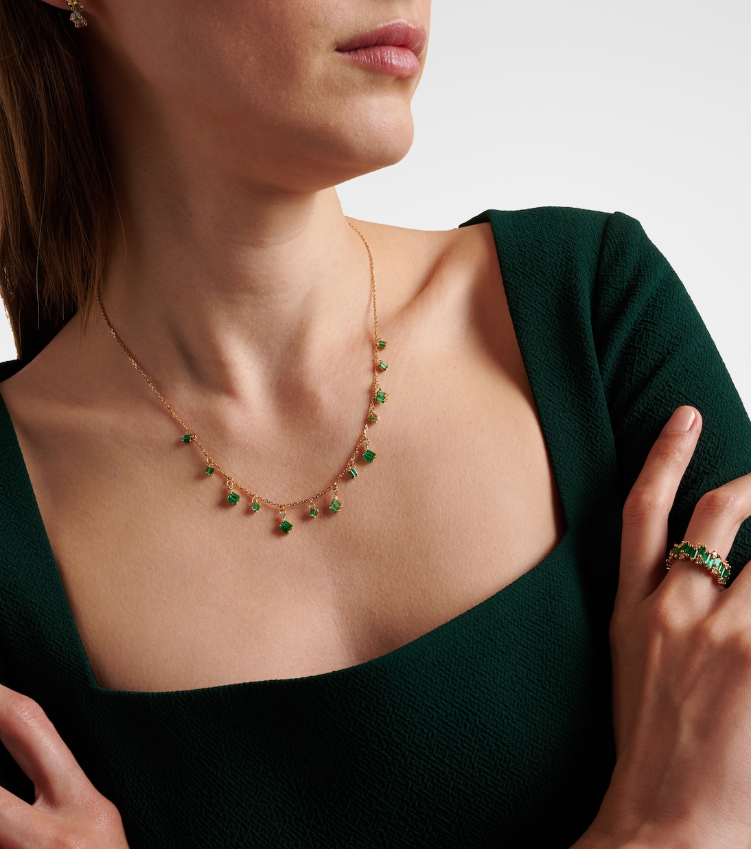 Collana in oro 18kt con diamanti e smeraldi, design esclusivo Suzanne Kalan per giovani alla moda.