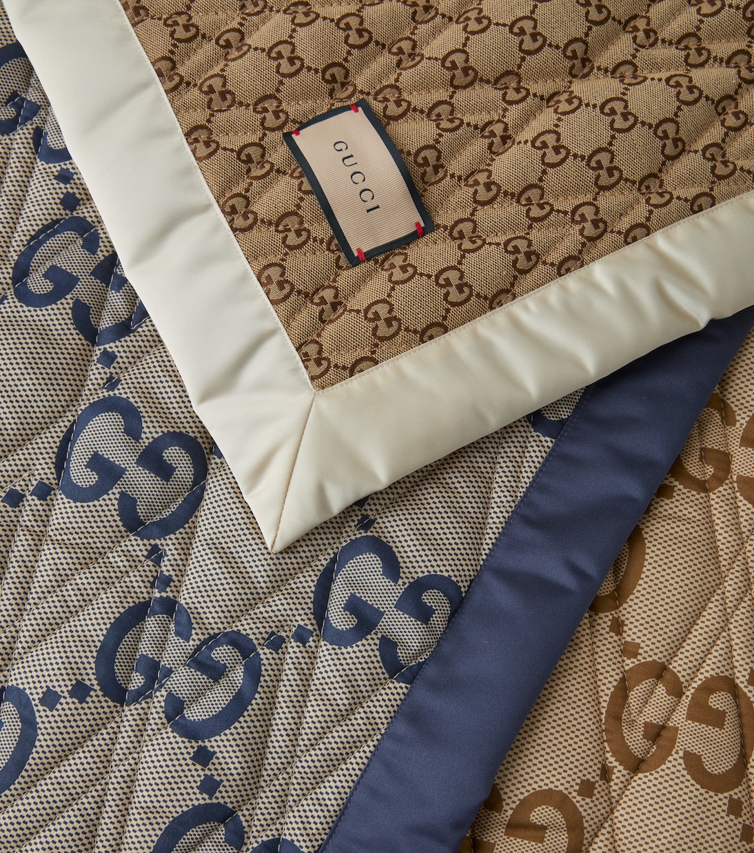 Manta acolchada con GG y ribete de satén | Gucci
