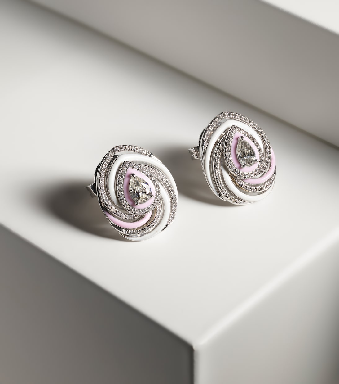 Orecchini in oro bianco 18kt KAMYEN con smalti e diamanti per uno stile giovane e raffinato