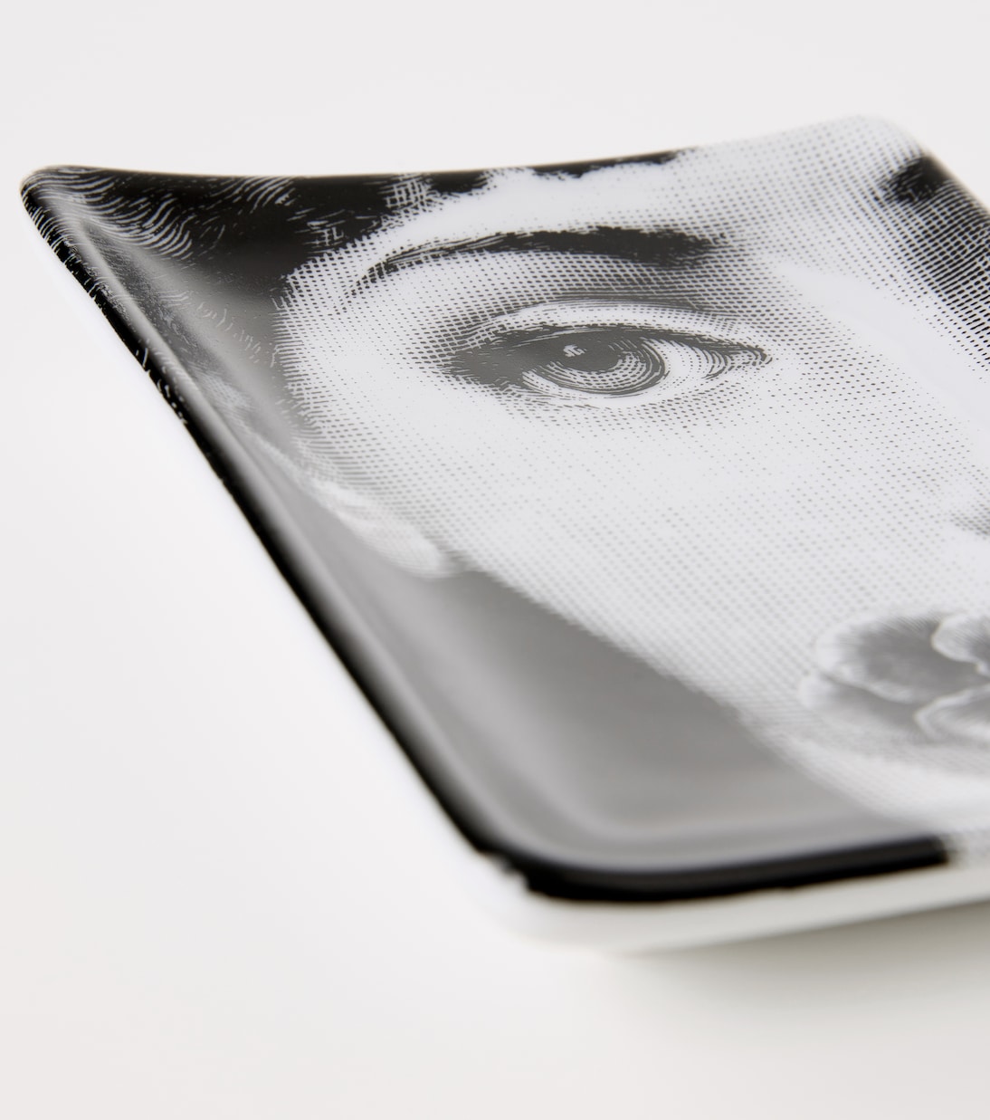 Tema e Variazioni N.137 porcelain ashtray | Fornasetti