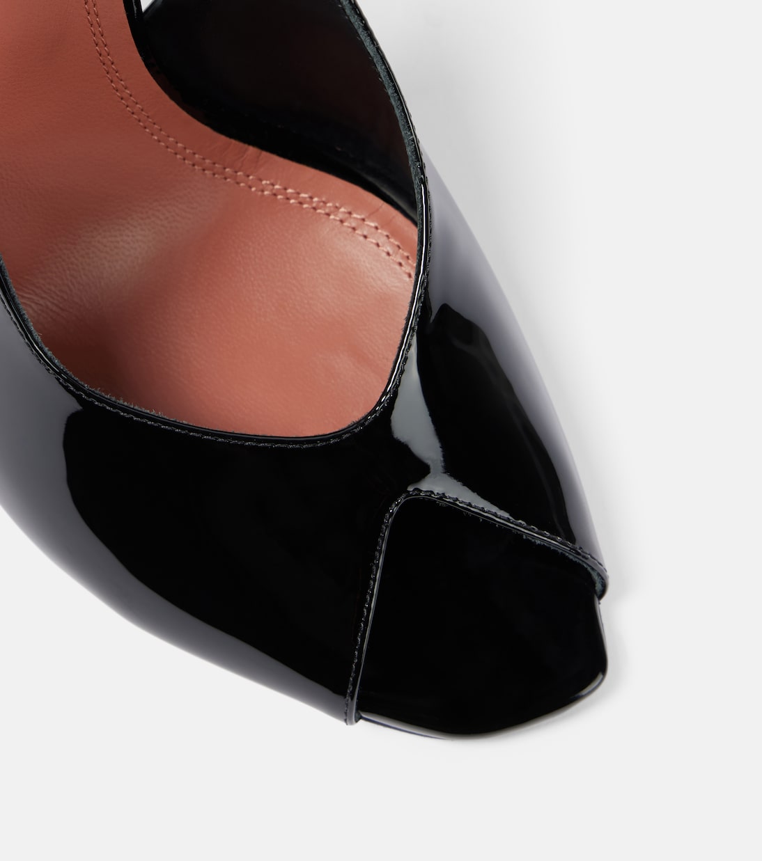Stivaletti in vernice Kristina 105 con dettaglio peep-toe di Amina Muaddi, stile giovane e trendy