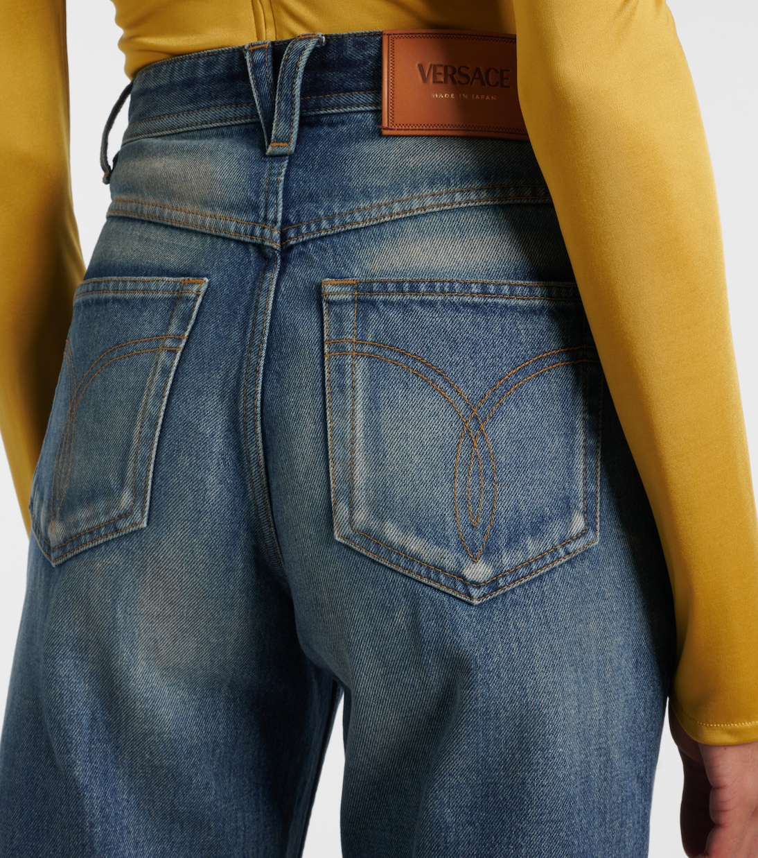 Jeans anchos de tiro alto con efecto desgastado | Versace