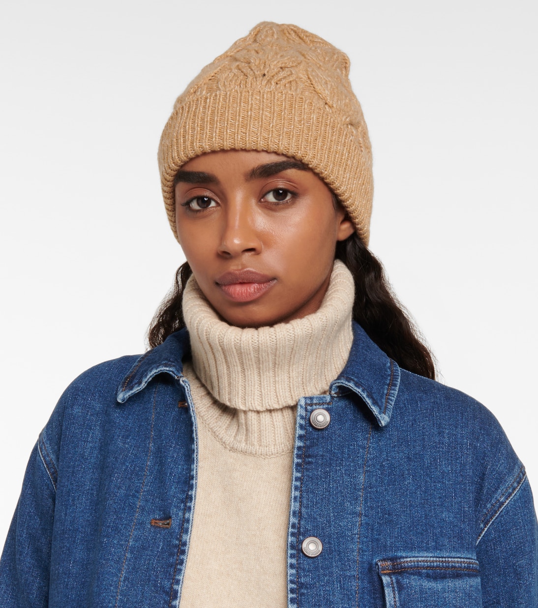 Berretto in cashmere Loro Piana con motivo a trecce, stile giovane e moderno