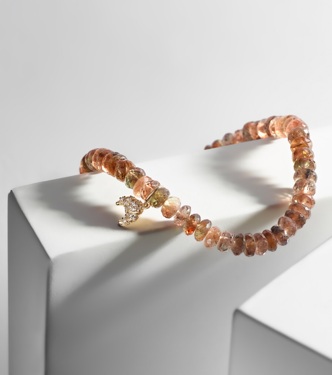 Bracciale giovane in oro 14kt con perline, andalusite e diamanti, stile croissant chic.