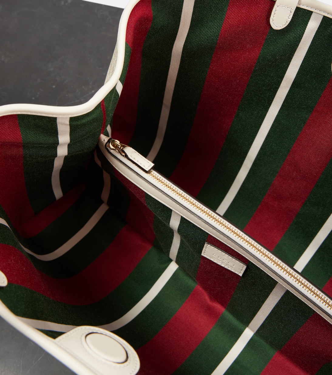 Borsa GG Emblem Medium con pelle | Gucci