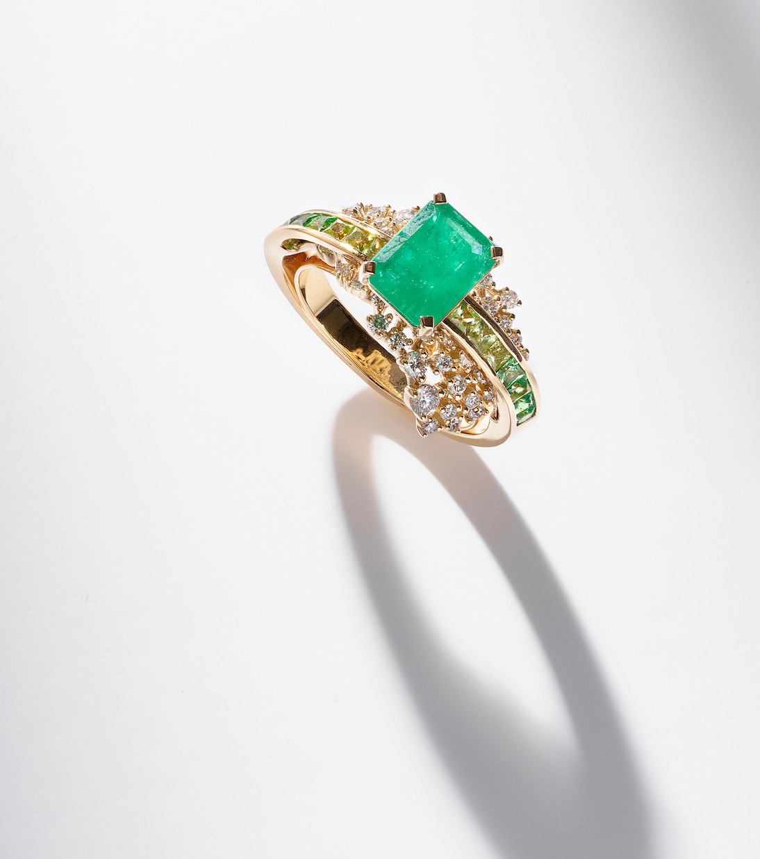 Anello in oro 18kt con sfera di smeraldo e diamanti, design moderno per giovani