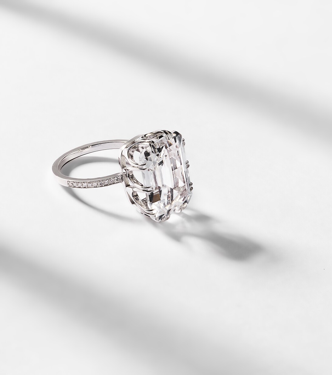 Anillo Oblong de oro blanco de 18 ct con topacio y diamantes | Ileana Makri