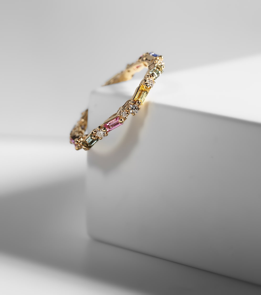 Anello SUZANNE KALAN in oro 18kt con diamanti e zaffiri, scintillante come fuochi d'artificio