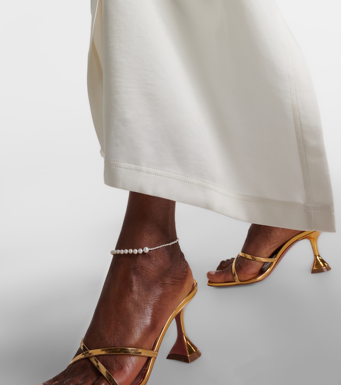 Braccialetto caviglia in oro 14kt con perle d'acqua dolce, stile giovane e raffinato, design unico e moderno.