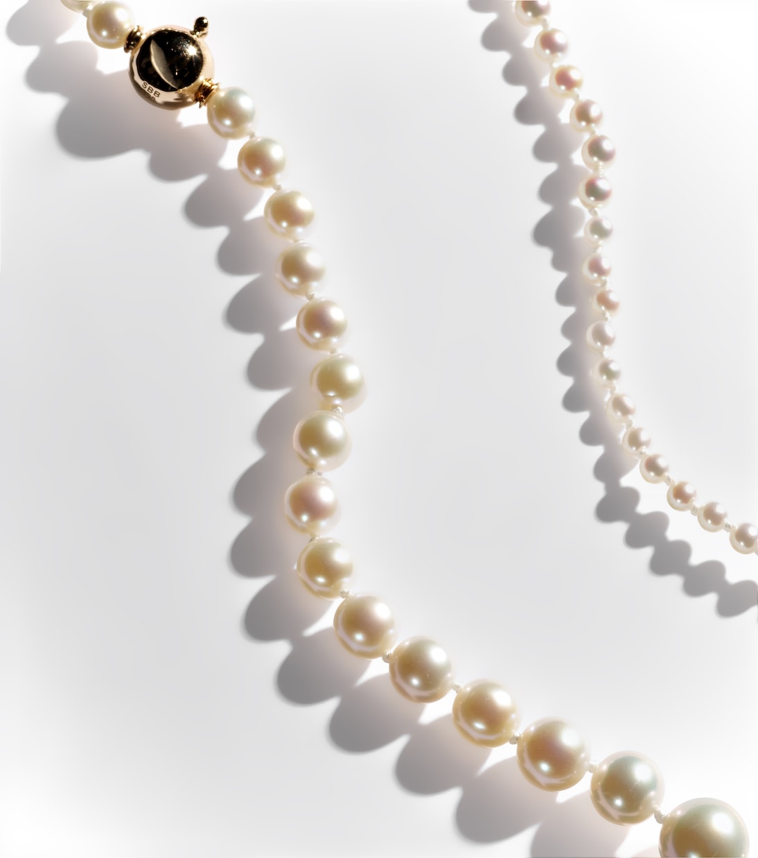 Braccialetto caviglia in oro 14kt con perle d'acqua dolce, stile giovane e raffinato, design unico e moderno.