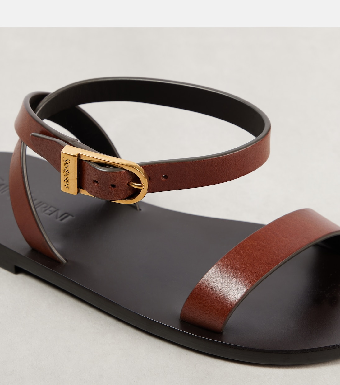 Sandali in pelle Sahara di Saint Laurent per uno stile giovane e moderno