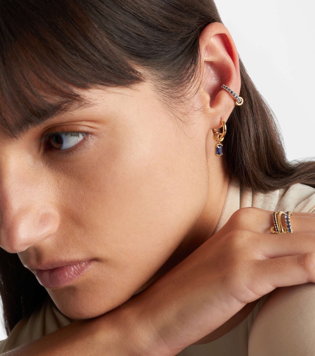Pendientes de aro Zahra de oro de 18 ct con zafiros | Spinelli Kilcollin