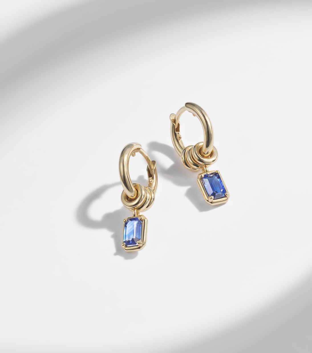 Pendientes de aro Zahra de oro de 18 ct con zafiros | Spinelli Kilcollin