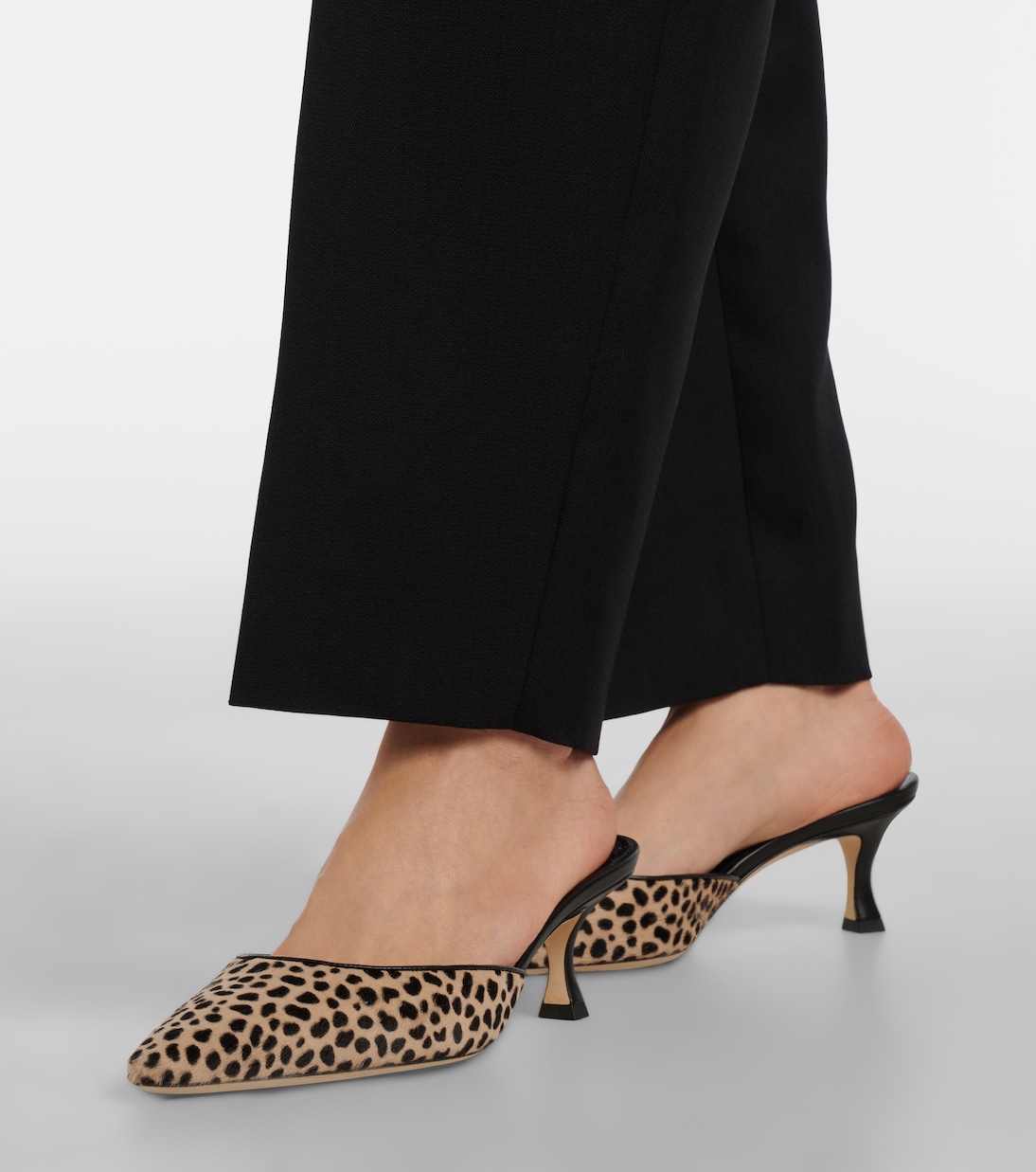 ميولز من وبر العجل Carolyne 50 | Manolo Blahnik