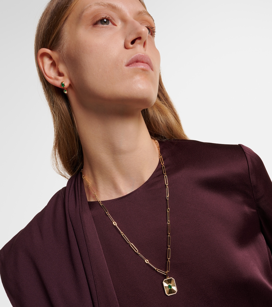 Collana pendente in oro 18kt stile Deco con smeraldo e diamanti, gioiello chic per giovani